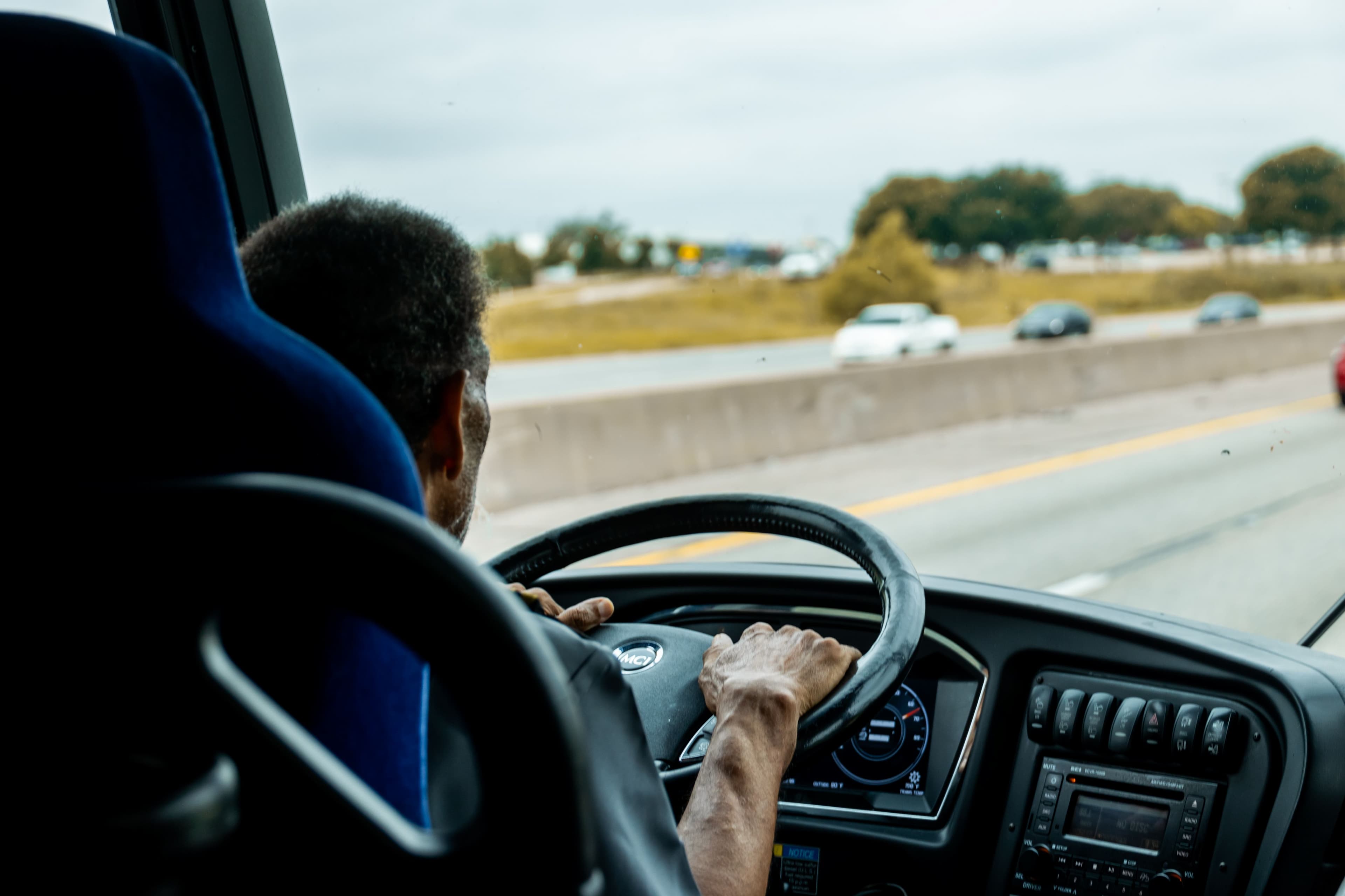 Motorista ao volante de um caminhão na estrada